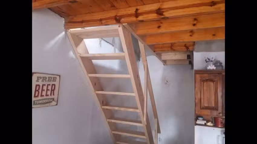 Entre Pisos y Escaleras de Madera