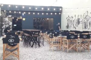 Mesas y sillas de madera