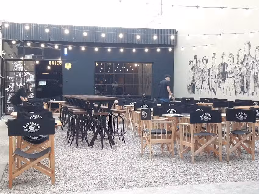 Mesas y sillas de madera