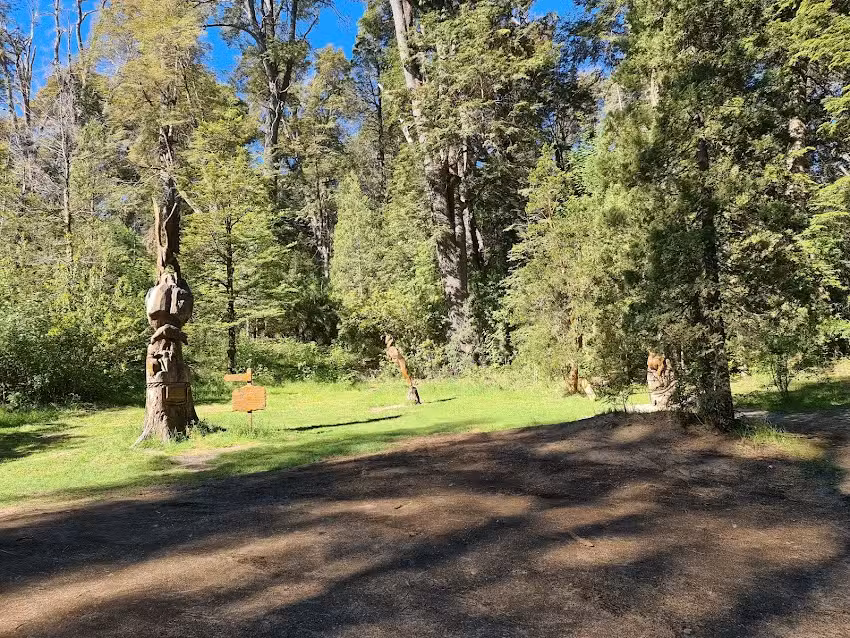 Paseo de esculturas de madera